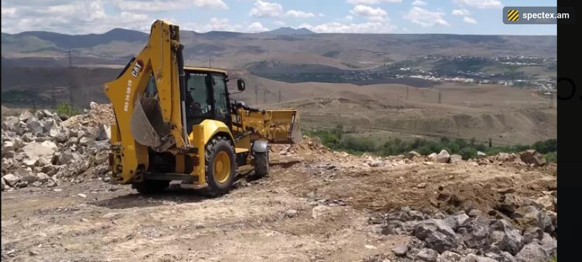 Caterpillar 428 (2023)