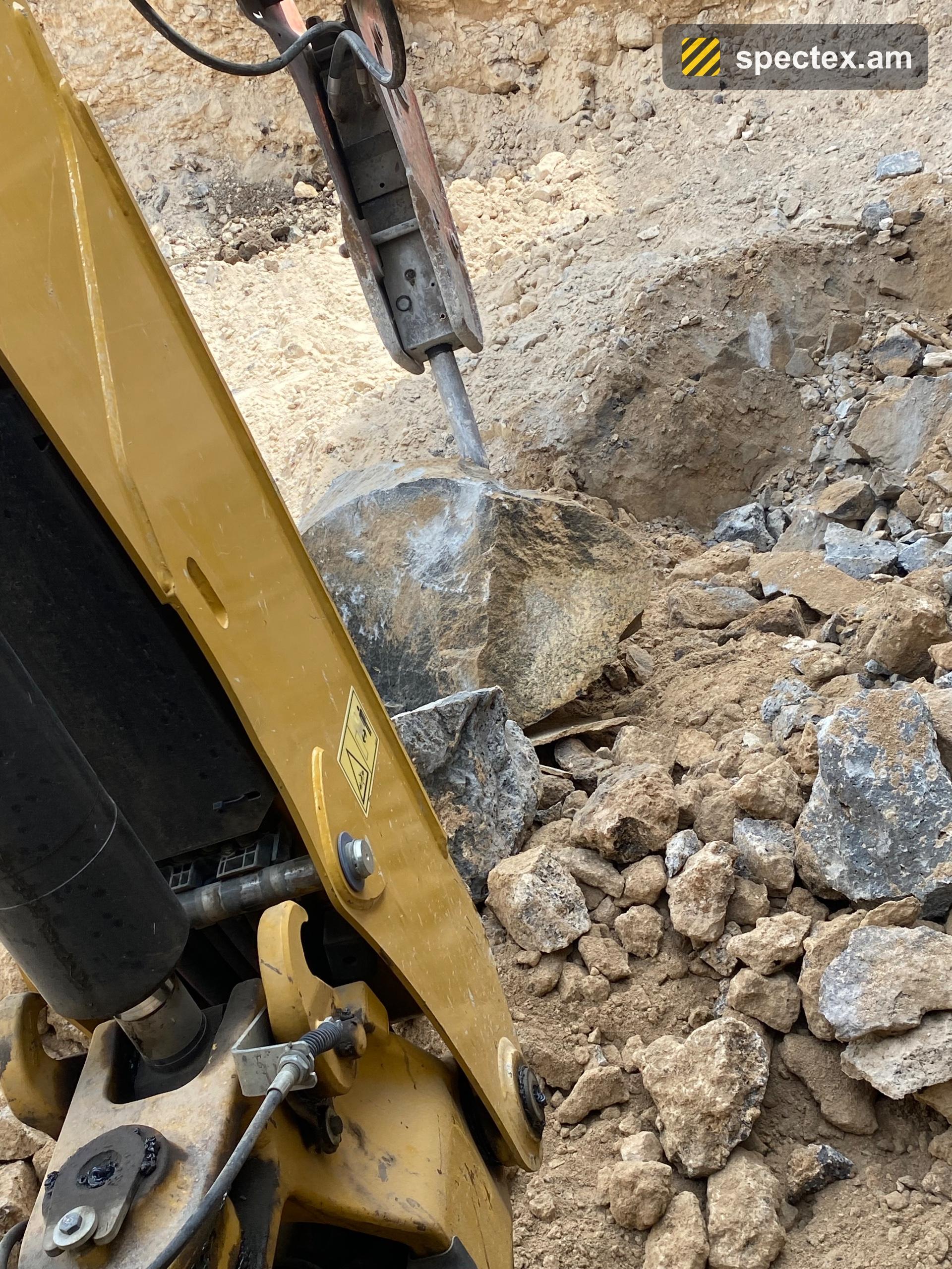 Cat Cat 428 F2 (2025)