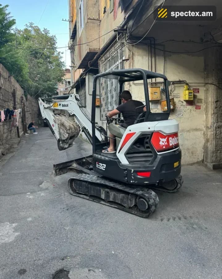 Bobcat E32i